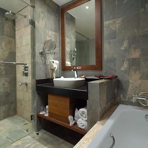 Large Junior Queen Suite Bath Tub Non-Smoking